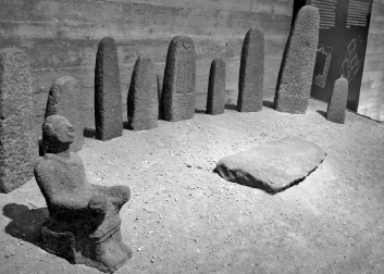 Каменные столбы – мацеввот и изваяние хацорского царя в музее киббуца Аелет а-Шахар