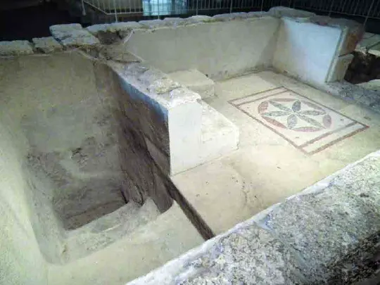 Фрагмент детской комнаты с мозаичным полом и микве в Музее иродианского квартала
