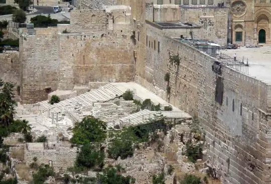 Замурованные "ворота Хульды" и ступени, ведущие на Храмовую гору (Офель)