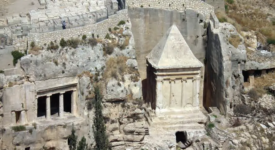 Могилы Захарии (справа) и "сыновей Хезира"